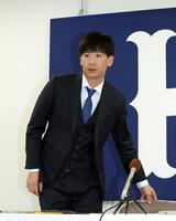 　契約更改交渉後、会見に臨む森浦（撮影・市尻達拡）