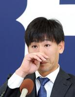 　契約更改交渉後、会見に臨む森浦（撮影・市尻達拡）