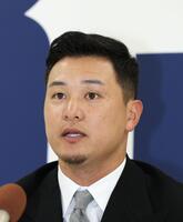 　契約更改交渉を終え、会見に臨む森（撮影・市尻達拡）