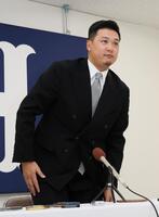 契約更改交渉を終え、会見に臨む広島・森翔平（撮影・市尻達拡）