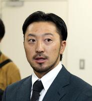 　契約更改交渉後、報道陣の質疑に答える菊池（撮影・市尻達拡）