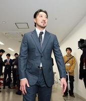 　契約更改交渉後の質疑応答を終え、部屋を出る菊池（撮影・市尻達拡）