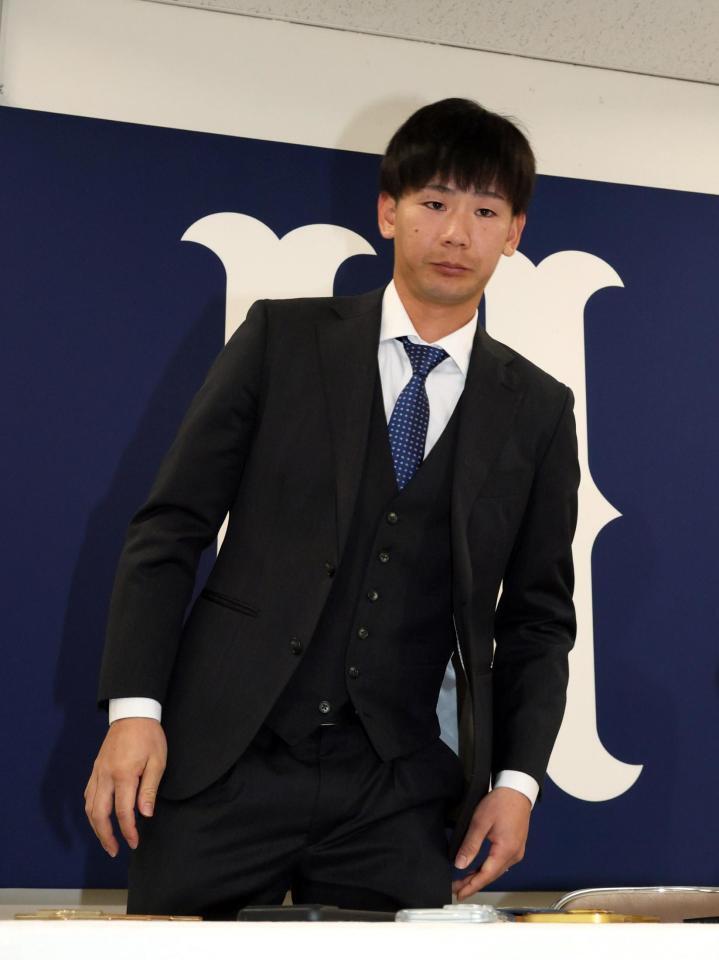 　契約更改交渉後、会見に臨む森浦（撮影・市尻達拡）