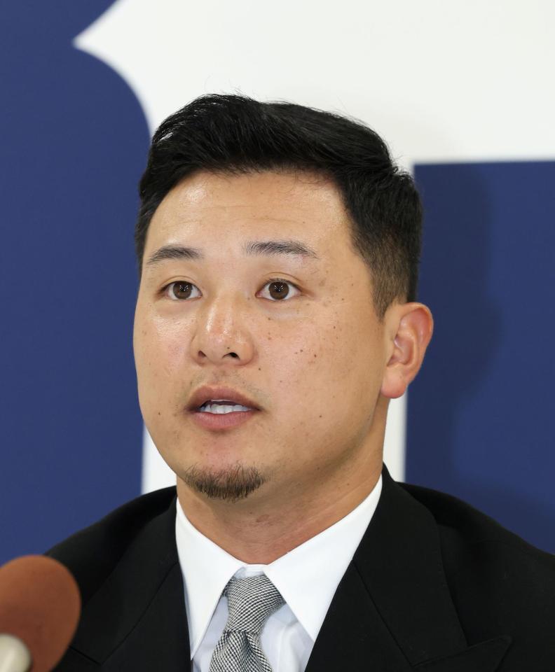 　契約更改交渉を終え、会見に臨む森（撮影・市尻達拡）