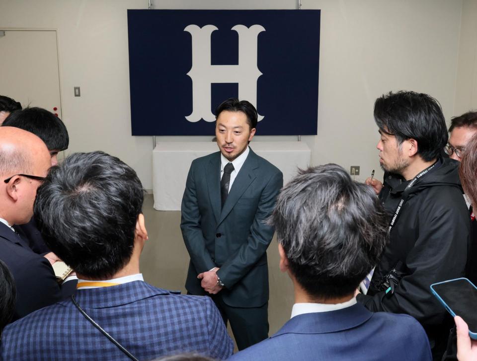 　契約更改交渉を終え、報道陣の質問に答える菊池（撮影・市尻達拡）