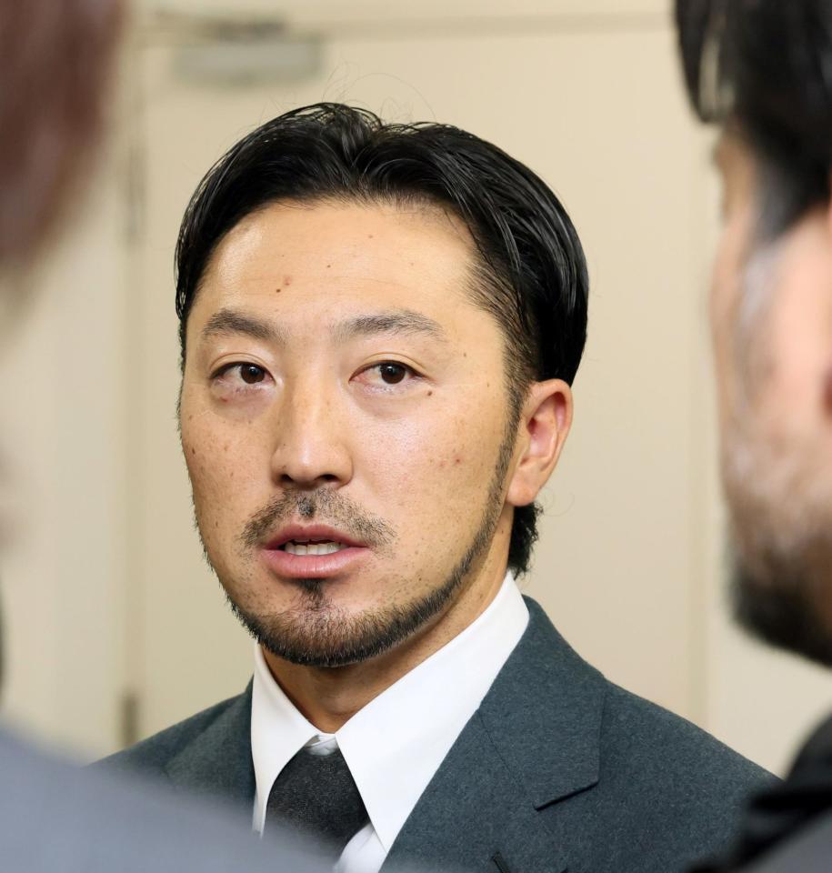 　契約更改交渉後、報道陣の質疑に答える菊池（撮影・市尻達拡）