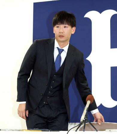 　契約更改交渉後、会見に臨む森浦（撮影・市尻達拡）