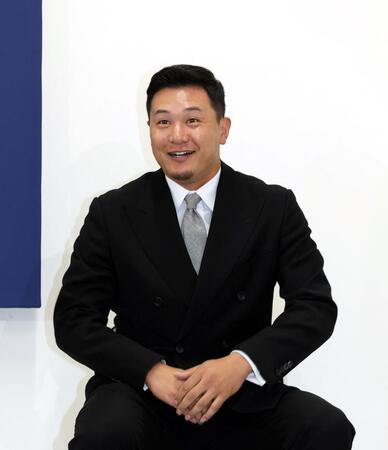 　契約更改交渉を終え、笑顔で会見に臨む森（撮影・市尻達拡）