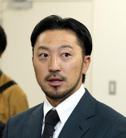 　契約更改交渉後、報道陣の質疑に答える菊池（撮影・市尻達拡）