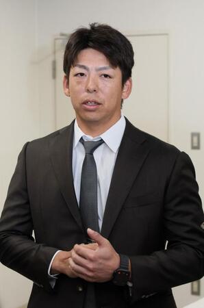 　契約更改交渉後、報道陣の質問に答える野間（撮影・市尻達拡）