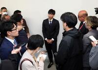 　契約更改交渉後、報道陣の取材に答える森浦（撮影・市尻達拡）