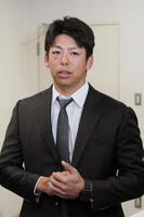 　契約更改交渉後、報道陣の質問に答える野間（撮影・市尻達拡）