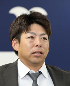 　契約更改交渉後、報道陣の質問に答える野間（撮影・市尻達拡）