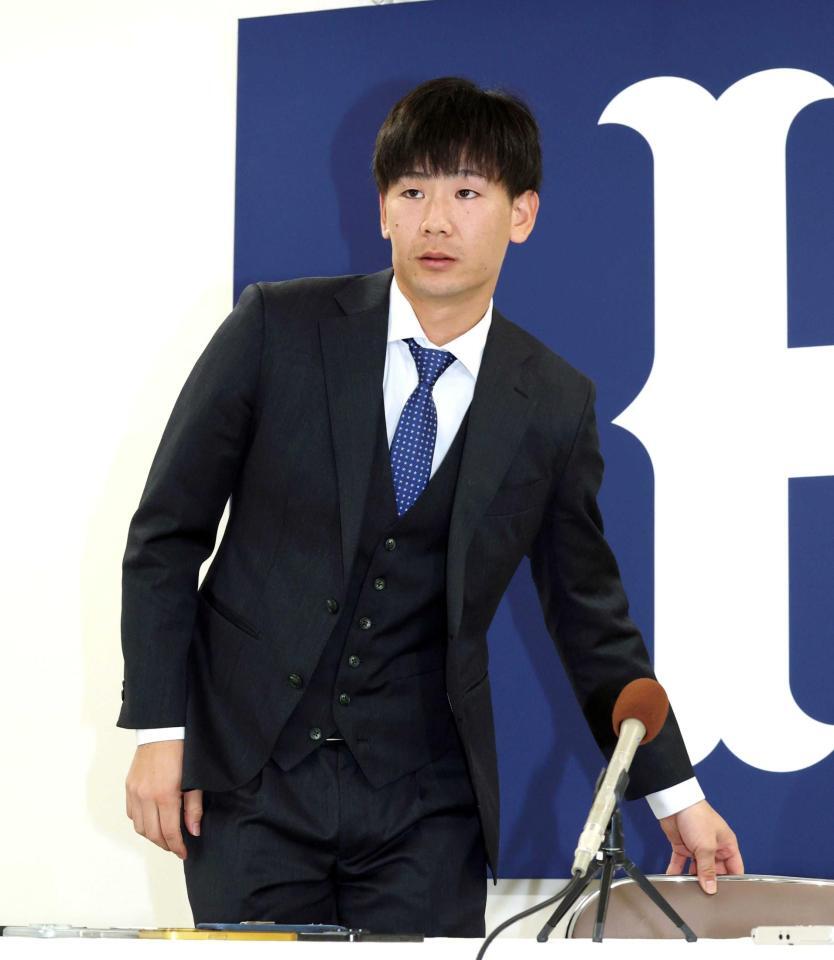 　契約更改交渉後、会見に臨む森浦（撮影・市尻達拡）