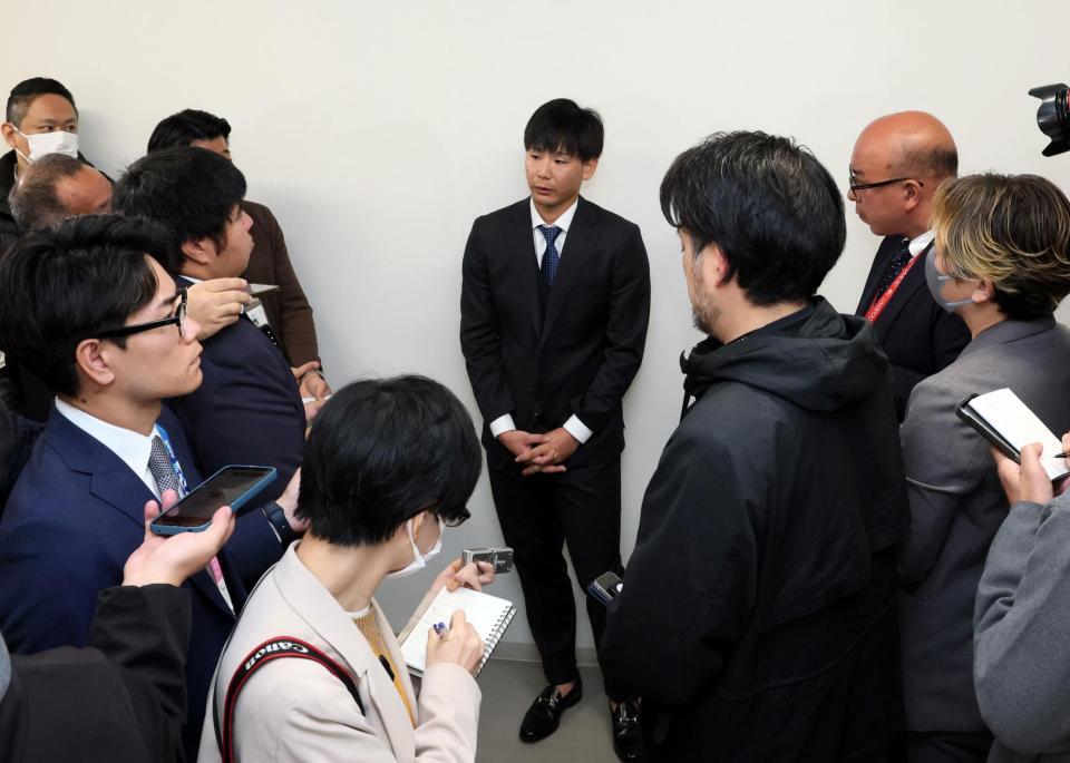 　契約更改交渉後、報道陣の取材に答える森浦（撮影・市尻達拡）