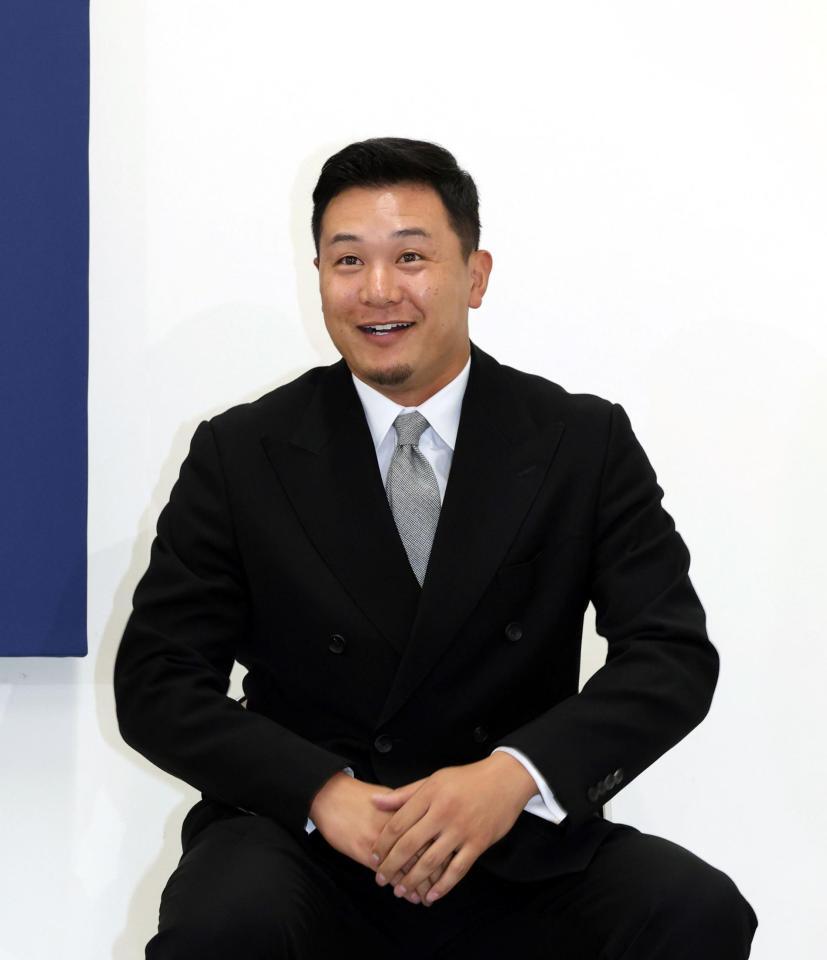 　契約更改交渉を終え、笑顔で会見に臨む森（撮影・市尻達拡）