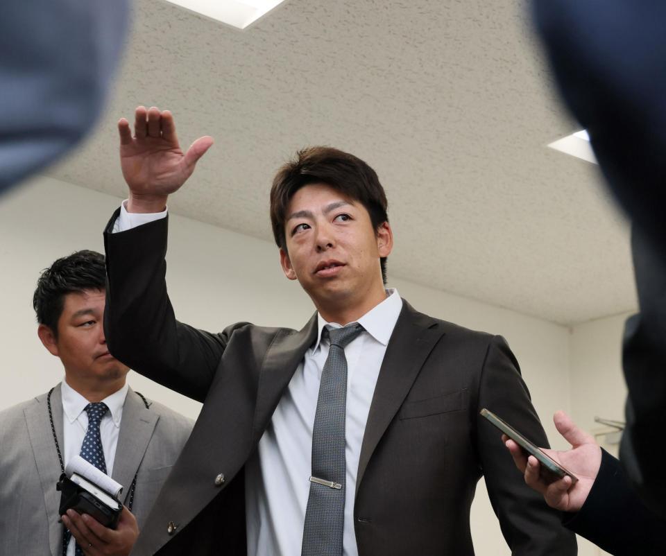 　契約更改交渉後、報道陣の質問に答える野間（撮影・市尻達拡）