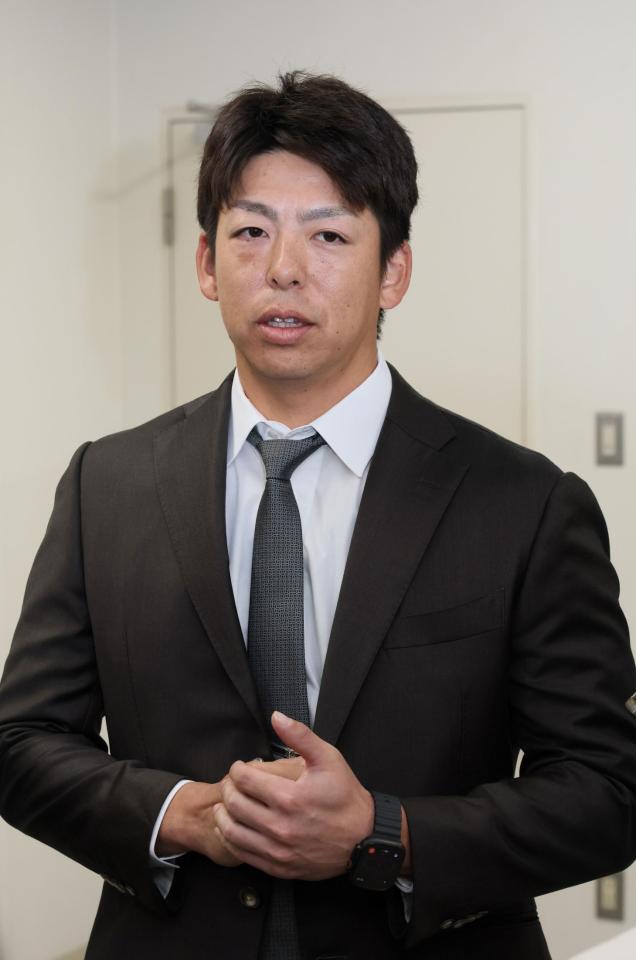 　契約更改交渉後、報道陣の質問に答える野間（撮影・市尻達拡）