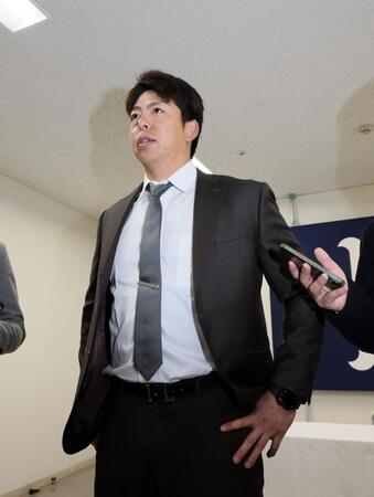 　契約更改交渉後、報道陣の質問に答える野間（撮影・市尻達拡）