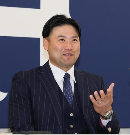 　契約更改交渉後、笑顔で会見に臨む末包（撮影・市尻達拡）