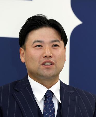 　契約更改交渉後、会見に臨む末包（撮影・市尻達拡）