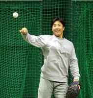 　キャッチボールをする石原（撮影・市尻達拡）