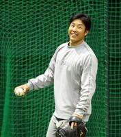 　キャッチボールをする石原（撮影・市尻達拡）