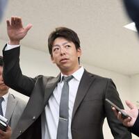 　契約更改交渉後、取材に応じる野間（撮影・市尻達拡）