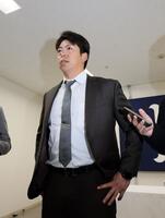 　契約更改交渉後、報道陣の質問に答える野間（撮影・市尻達拡）