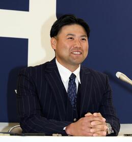 　契約更改交渉後、笑顔で会見に臨む末包（撮影・市尻達拡）