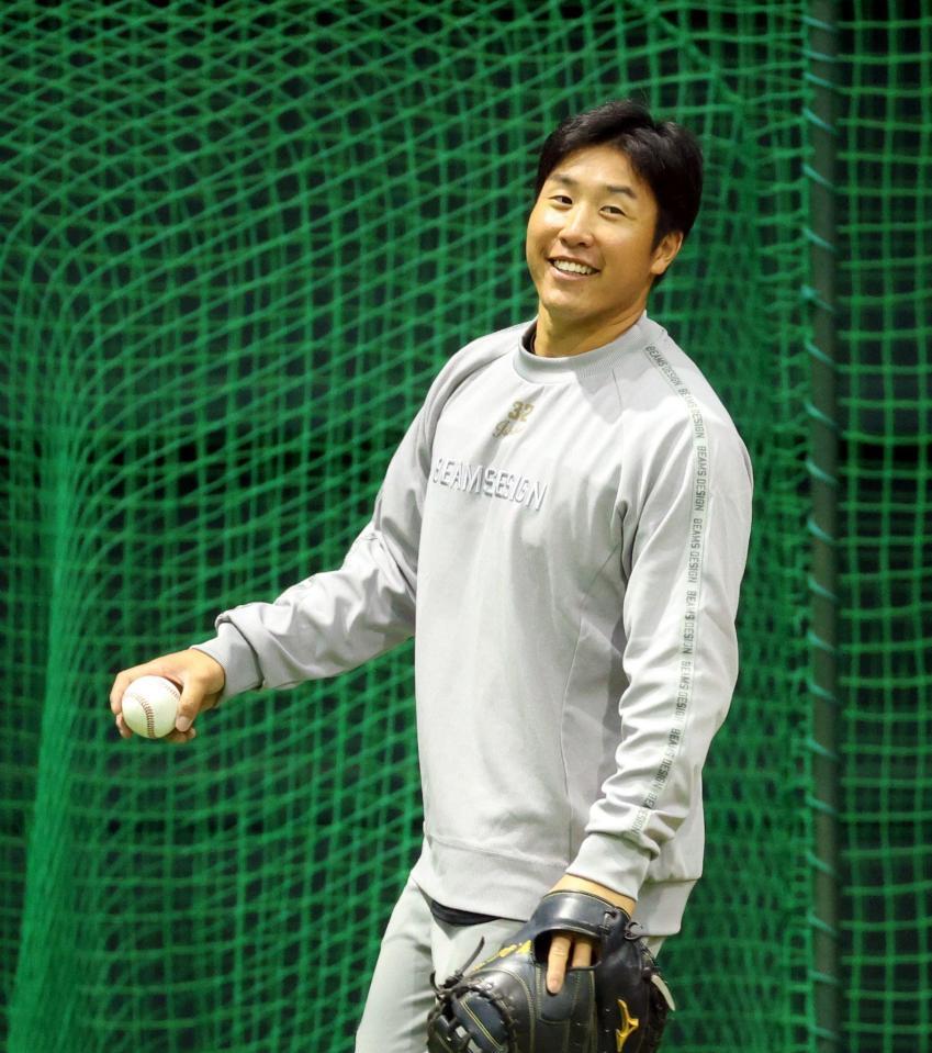 　キャッチボールをする石原（撮影・市尻達拡）