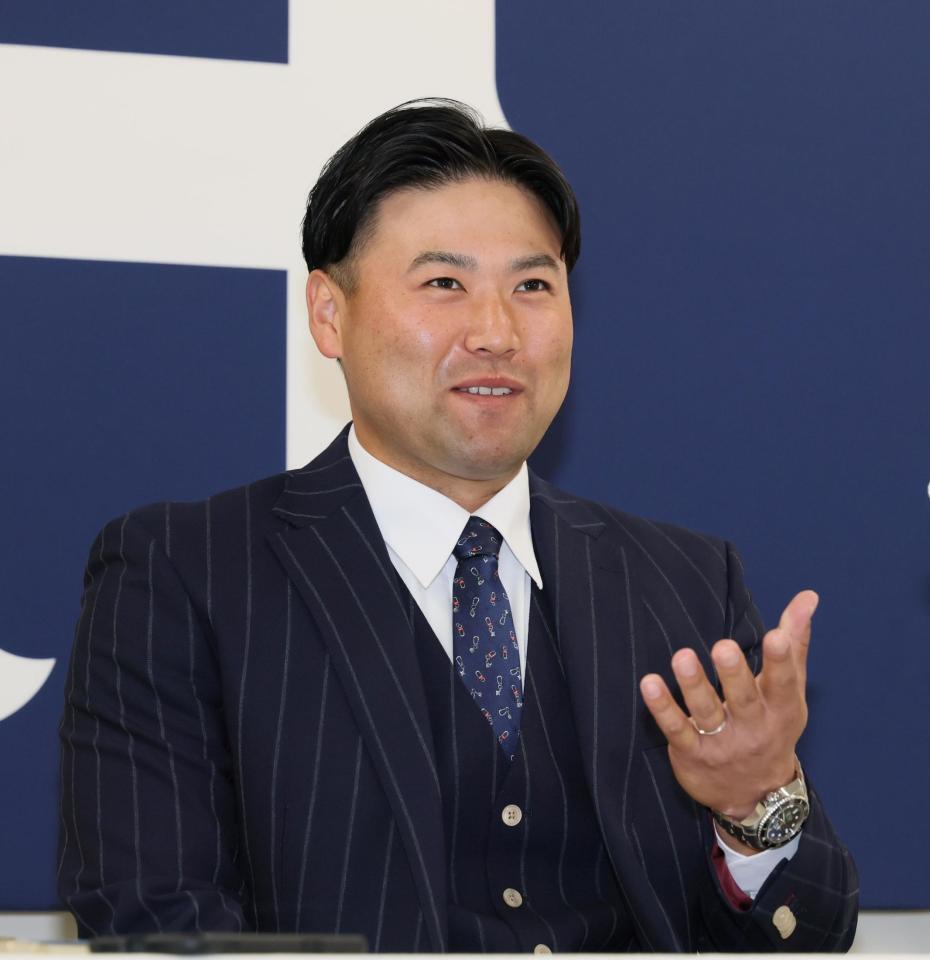 　契約更改交渉後、笑顔で会見に臨む末包（撮影・市尻達拡）