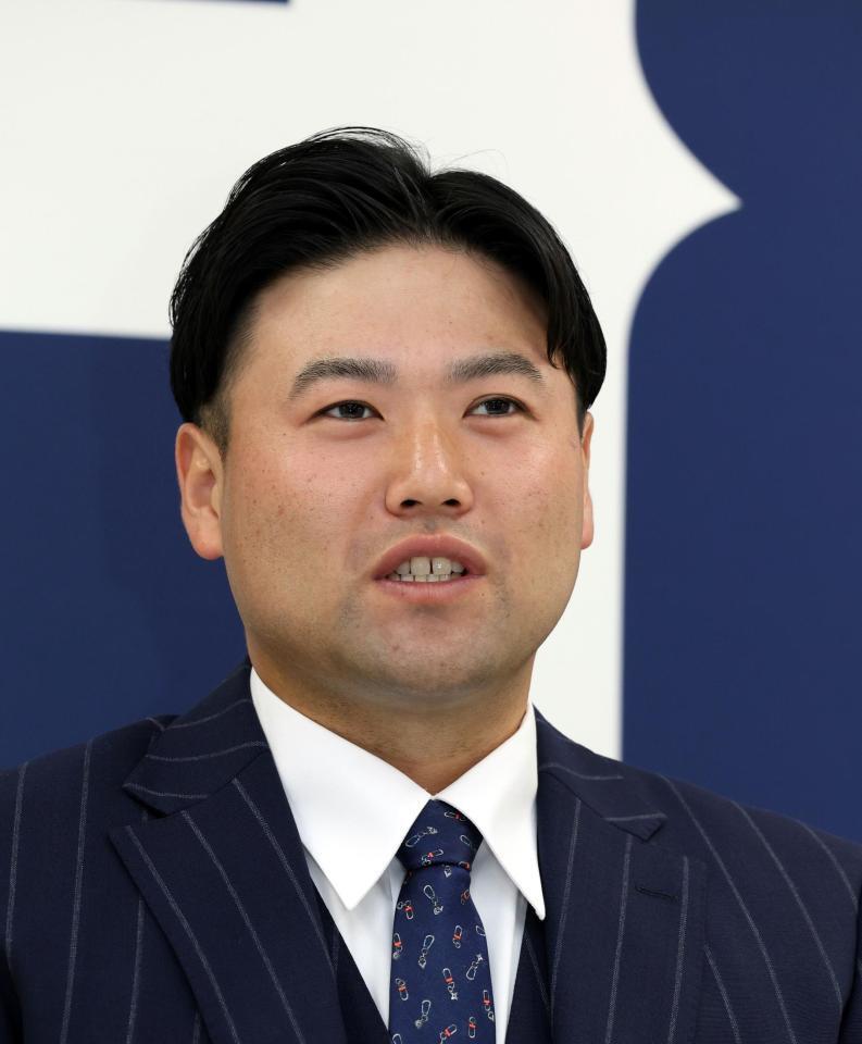 　契約更改交渉後、会見に臨む末包（撮影・市尻達拡）