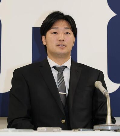 　契約を更改し、会見する床田（撮影・市尻達拡）