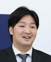 　契約を更改し、会見する床田（撮影・市尻達拡）