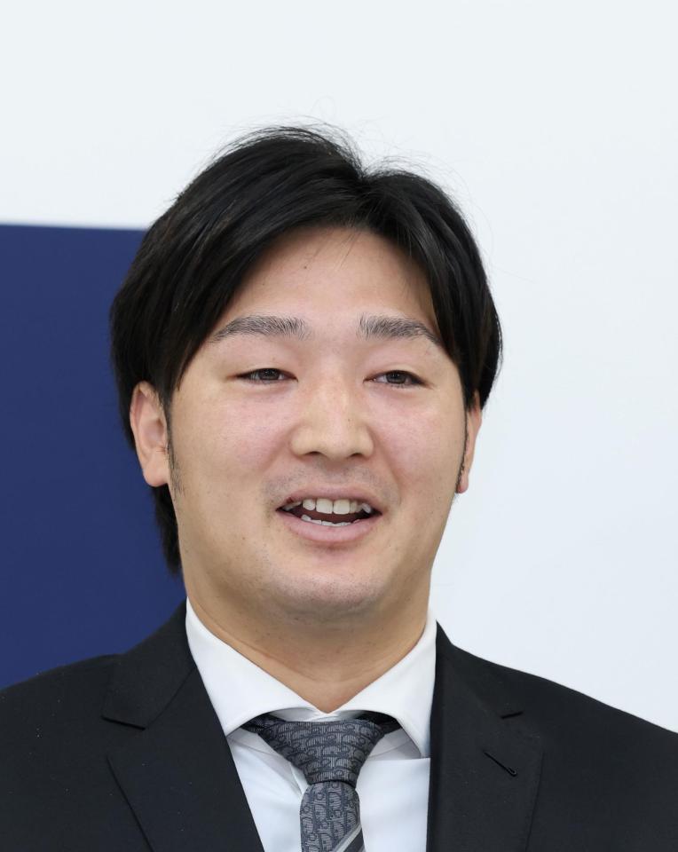 　契約を更改し、会見する床田（撮影・市尻達拡）