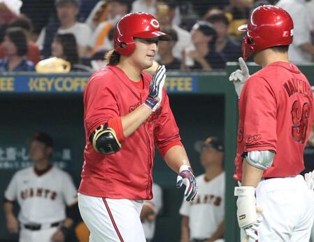 　９月９日、東京ドームで初本塁打を放った床田（左）