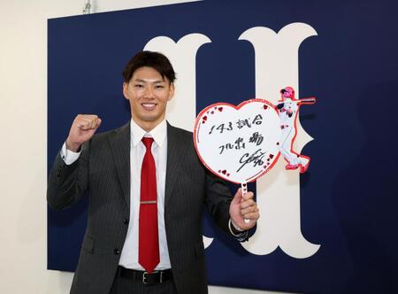 　契約を更改し、来季の目標を記す中村奨（撮影・市尻達拡）