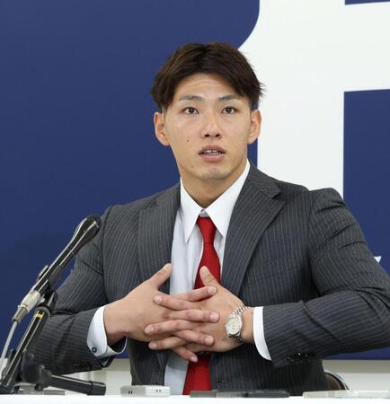 　契約を更改し、会見に臨む中村奨（撮影・市尻達拡）