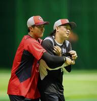 　れぞれ結婚を発表した益田（左）と鈴木（右）はシーズン中から仲良し