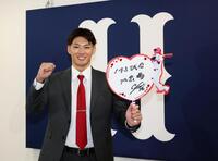 　契約を更改し、来季の目標を記す中村奨（撮影・市尻達拡）