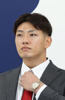 　契約を更改し、会見に臨む中村奨（撮影・市尻達拡）