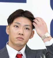 　契約を更改し、会見に臨む中村奨（撮影・市尻達拡）