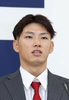 　契約を更改し、会見に臨む中村奨（撮影・市尻達拡）