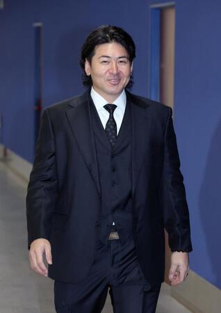 　契約更改交渉に臨む会沢（撮影・市尻達拡）