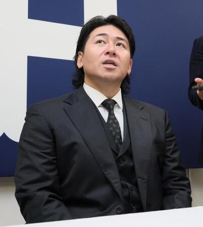 　契約を更改し、取材に応じる会沢（撮影・市尻達拡）