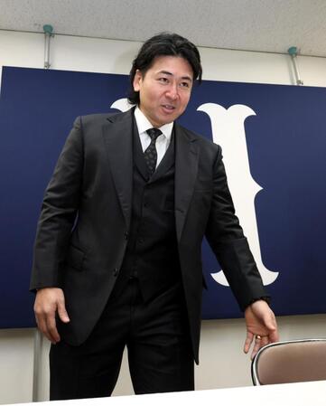 　契約を更改し、取材に応じる会沢（撮影・市尻達拡）