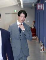 　契約更改交渉に臨む森下（撮影・市尻達拡）