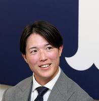 　契約更改後の会見で、笑顔を見せる森下（撮影・市尻達拡）