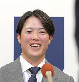 　契約更改後の会見で、笑顔を見せる森下（撮影・市尻達拡）